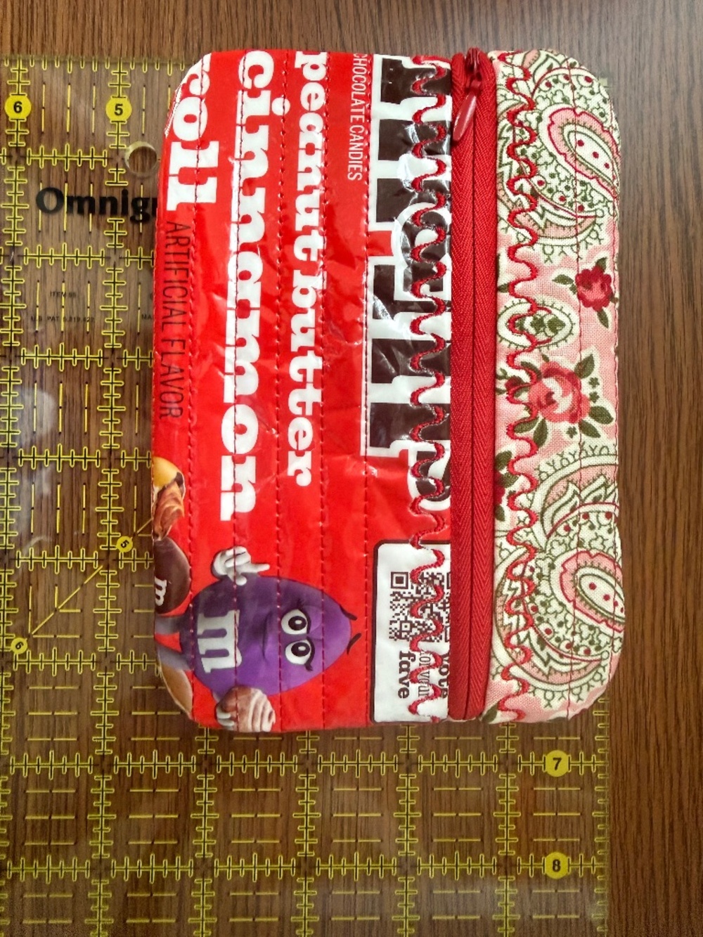 Recycled candy wrapper zippered bag - Picture 5 of 6